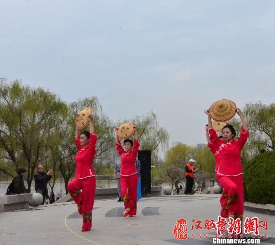 兰州清明祭祀仪式：着汉服 倡环保 扬传统