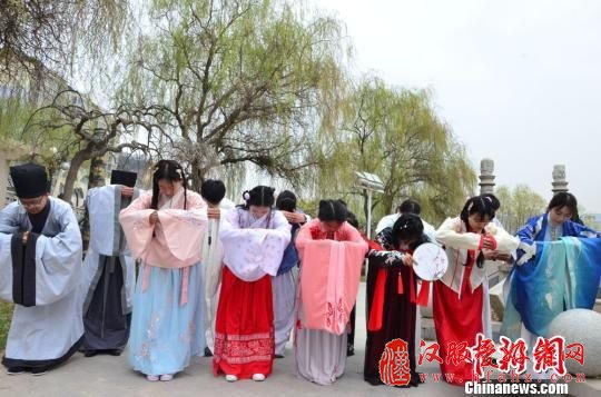 兰州清明祭祀仪式：着汉服 倡环保 扬传统