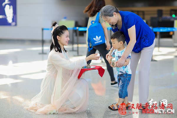 长沙黄花机场员工身着汉服为游客送粽子(图)