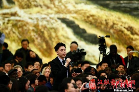中新社记者在总理记者会上提问。中新社记者 富田 摄