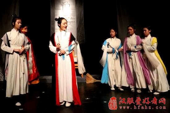 着汉服赏话剧：中国青年亲近传统文化“新花样”
