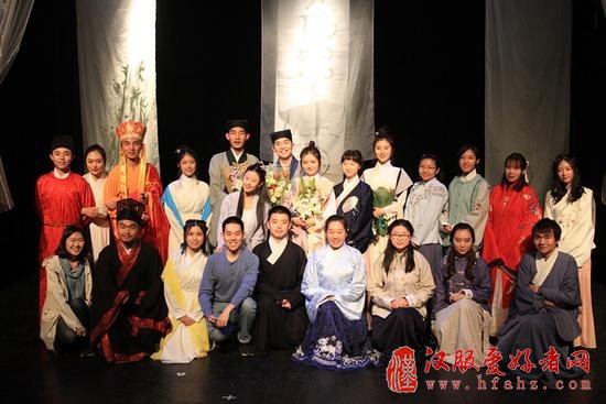 着汉服赏话剧：中国青年亲近传统文化“新花样”
