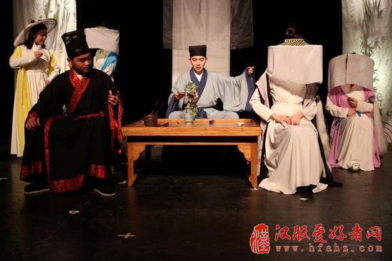 着汉服赏话剧：中国青年亲近传统文化“新花样”