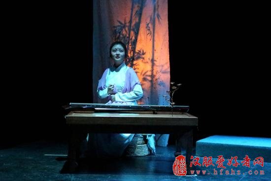 着汉服赏话剧：中国青年亲近传统文化“新花样”