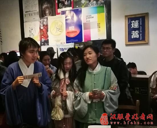 着汉服赏话剧：中国青年亲近传统文化“新花样”
