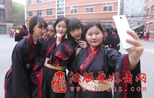 沈阳：同泽女中举办汉服成人礼（图）