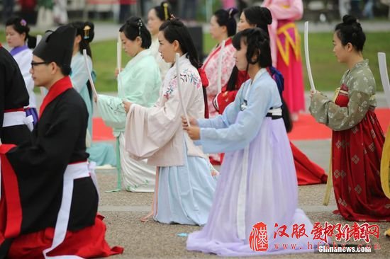 6月9日，通过网络征集来的近百位汉服爱好者齐聚在南京玄武湖畔，举行祭祀屈原仪式，同时开展射五毒、包粽子、斗蛋等传统习俗活动，共度端午佳节。中新社记者