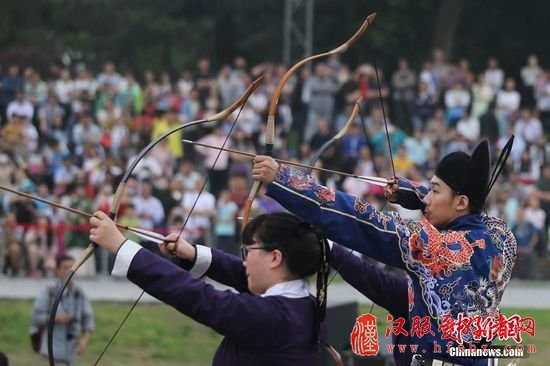 6月9日，通过网络征集来的近百位汉服爱好者齐聚在南京玄武湖畔，举行祭祀屈原仪式，同时开展射五毒、包粽子、斗蛋等传统习俗活动，共度端午佳节。“射五毒”是中国传统端午习俗，用弓箭石子射打，以驱除“五毒”，防害防病。中新社记者