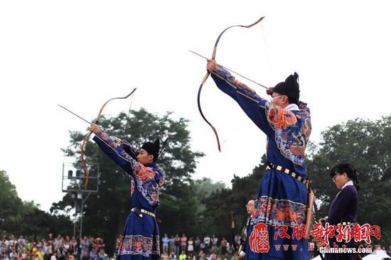 6月9日，通过网络征集来的近百位汉服爱好者齐聚在南京玄武湖畔，举行祭祀屈原仪式，同时开展射五毒、包粽子、斗蛋等传统习俗活动，共度端午佳节。“射五毒”是中国传统端午习俗，用弓箭石子射打，以驱除“五毒”，防害防病。中新社记者