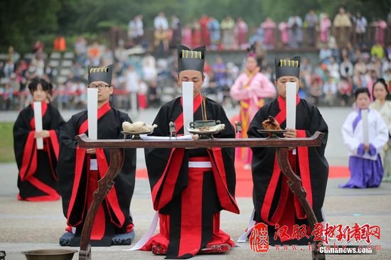 6月9日，通过网络征集来的近百位汉服爱好者齐聚在南京玄武湖畔，举行祭祀屈原仪式，同时开展射五毒、包粽子、斗蛋等传统习俗活动，共度端午佳节。中新社记者