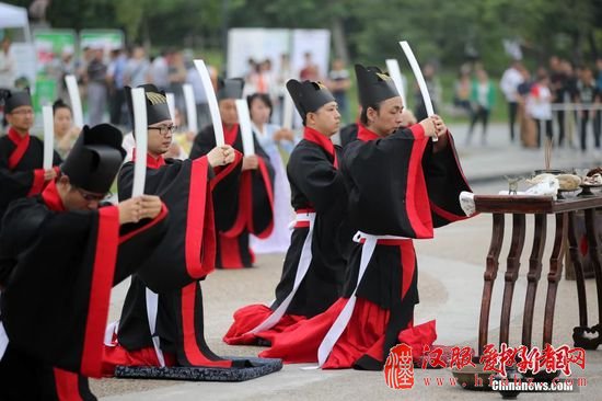 6月9日，通过网络征集来的近百位汉服爱好者齐聚在南京玄武湖畔，举行祭祀屈原仪式，同时开展射五毒、包粽子、斗蛋等传统习俗活动，共度端午佳节。中新社记者