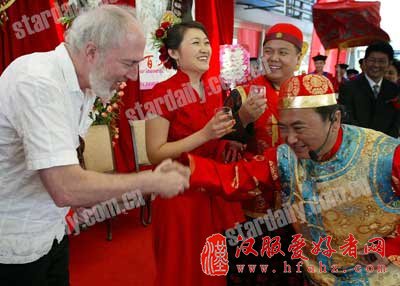 新人婚礼中西合璧飞机撒祝福花瓣(图)