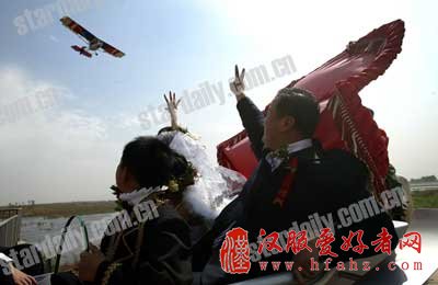 新人婚礼中西合璧飞机撒祝福花瓣(图)