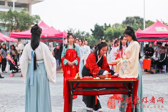  穿汉服、祭花神、做发簪 嘉庚学院女大学生玩起复古浪漫