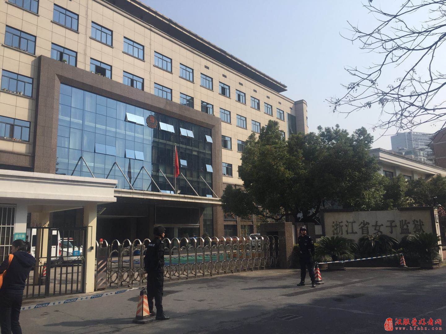 吴英减刑案在浙江省高院开庭 父亲和妹妹获准旁