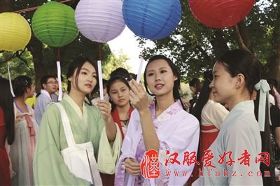 9月27日是中秋佳节，当天下午许多年轻人身着汉服在南京玄武湖边的情侣园里开展各类传统游艺活动，有吟诗作对，射箭投壶，画扇点灯，在傍晚还举行了传统的拜月仪式。他们的目的是用传统的方式过一个中秋节。