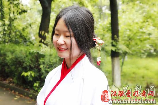 胡子超也是湖北三峡职业学院的学生，同为大二，钢琴调律专业。他也是几乎每天穿汉服上学。荆楚网