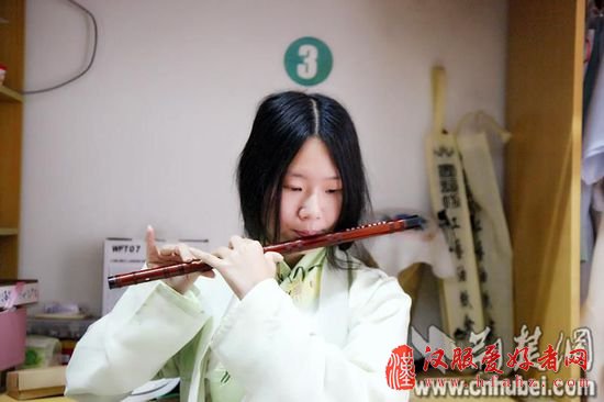刘洁在校内还有一个志同道合的好伙伴，胡子超。两人都是学校民乐社团成员，也都喜爱汉服。荆楚网