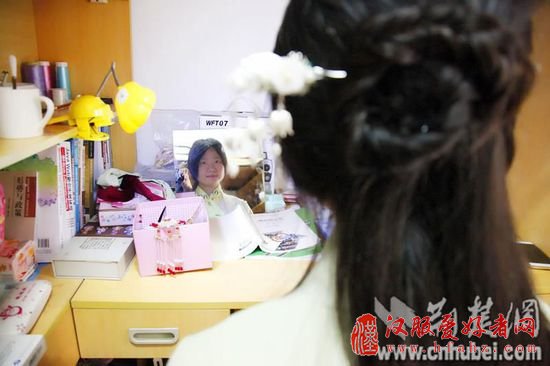 图为绑头发的发带。刘洁常用的发饰就是发带与发簪。荆楚网
