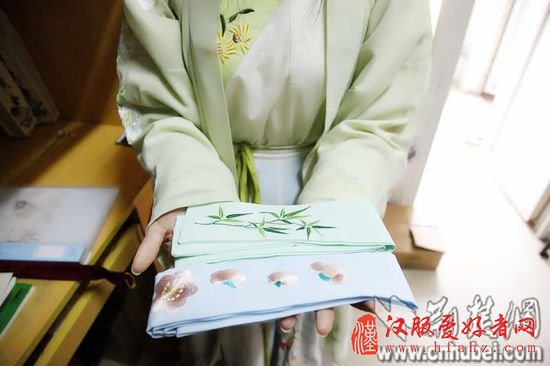 翘头鞋也是汉服中的重要组成部分，始于氏族时期，在魏晋南北朝时，鞋头装饰日趋丰富，鞋的款式开始增多。荆楚网