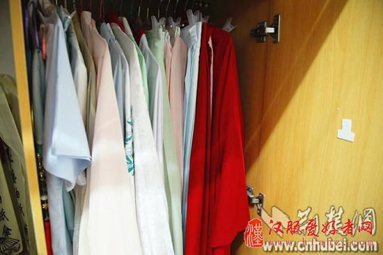 刘洁说，其实每天的打扮并不复杂，穿汉服与穿时装所花时间差不多，几分钟就可以了。荆楚网