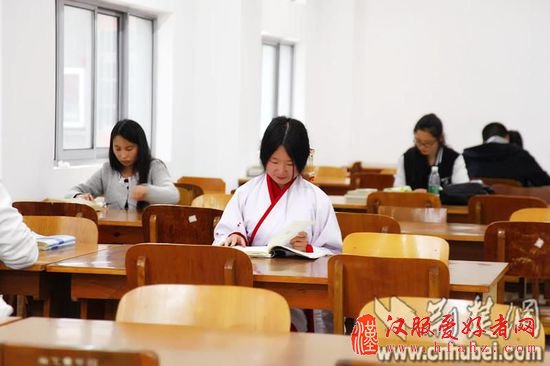 刘洁寝室的衣柜里挂满了各式各样的汉服与配饰，半臂、曲裾、褙子、头冠、发簪。“汉服通常由领、襟、裾、袂等十部分组成，每部分都各有考究，不能随意更改。”刘洁说。荆楚网