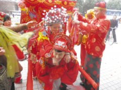 图|南京再次上演中式婚礼 花轿迎亲新人称像在玩穿越