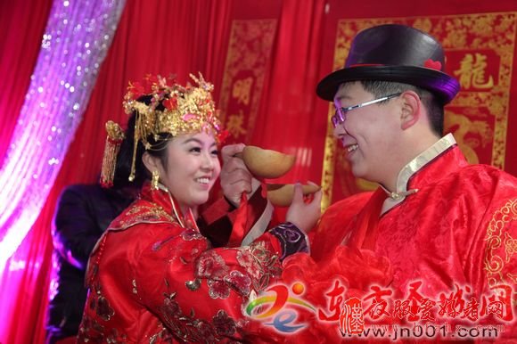 济宁一对新人举行传统中式婚礼 赚足行人眼球