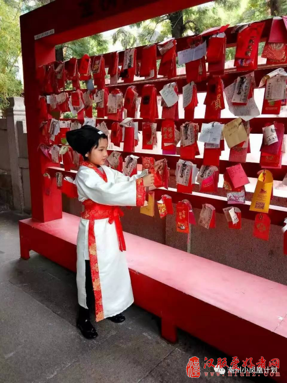 潮州市举行穿汉服拜孔子诵经典 学童重现古时开笔礼
