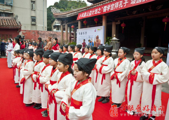 潮州市举行穿汉服拜孔子诵经典 学童重现古时开笔礼