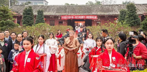 潮州市举行穿汉服拜孔子诵经典 学童重现古时开笔礼