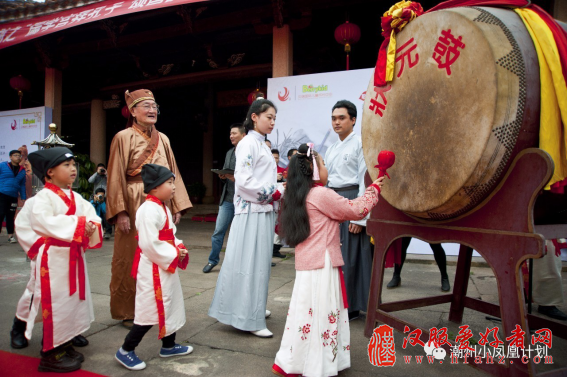潮州市举行穿汉服拜孔子诵经典 学童重现古时开笔礼