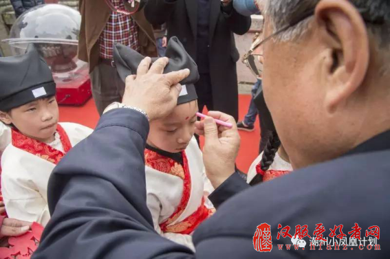 潮州市举行穿汉服拜孔子诵经典 学童重现古时开笔礼