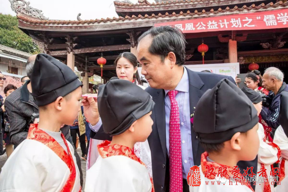 潮州市举行穿汉服拜孔子诵经典 学童重现古时开笔礼