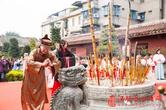 潮州市举行穿汉服拜孔子诵经典 学童重现古时开笔礼