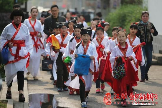 4月21日，南京府西街小学成长礼分别在甘熙故居和思益学堂内举行“传承篇”与“生长篇”，百余位十岁孩子身着汉服，通过“正衣冠、拜孔圣、诵经典、谢师恩、学射御”等内容，感受中国传统文化，在古朴而庄严的氛围中，体验成长。泱波