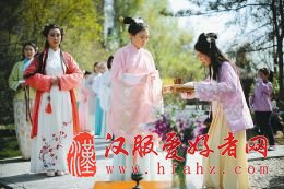 4月9日是农历三月初三上巳节，在太原市碑林公园，数十名女士身着汉服，通过祭拜花神、兰草祓禊祈福、歌唱舞蹈等活动，重现上巳节古礼习俗。