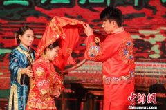 山东首届中式婚礼大典青岛举办 展现传统婚俗文化