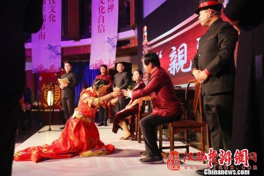 新中式婚礼展演，“亲迎礼”。　李英 摄