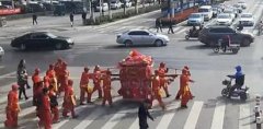 一支抬着中式婚礼接亲队伍闯红灯 沉浸在喜悦中无法自拔?