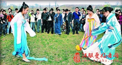 女孩穿汉服过女儿节(图)