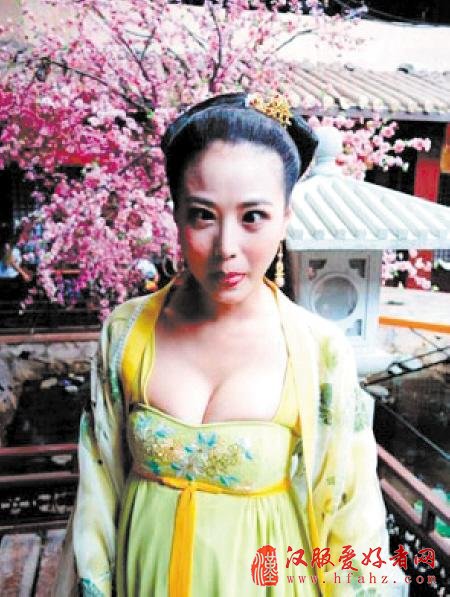 周海媚晒古装搞笑照 做斗鸡眼吐舌头卖萌(图)