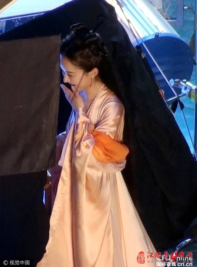 赵丽颖古装拍广告变包子脸 小仙女元气满满捂嘴