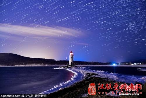 资料图：2017年12月15日，俄罗斯海参崴当地上空出现双子座流星雨，盛大壮观宛如仙境。图片来源：Sipaphoto版权作品 禁止转载
