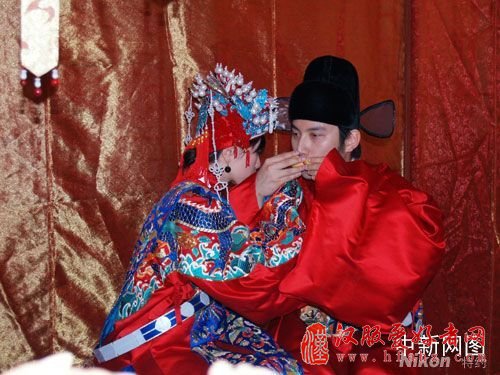 汉民族传统明制婚礼黄金周亮相京城(组图)