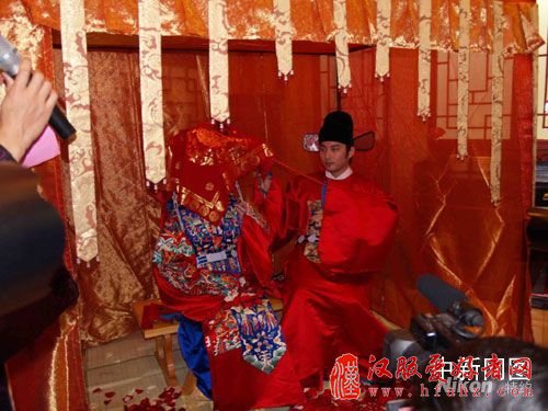汉民族传统明制婚礼黄金周亮相京城(组图)