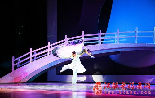 舞台剧《寻唐》演绎古代妆容历史