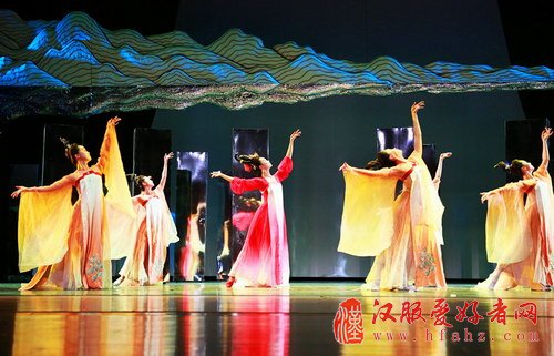 舞台剧《寻唐》演绎古代妆容历史