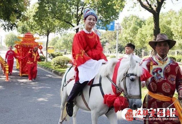嘉兴街头新郎骑着白马来娶亲 中式婚礼不一般