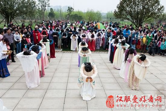 3月22日,洋湖湿地公园,潇湘汉服社联合各大高校汉服社来到洋湖湿地公园举行祭拜花神活动。图/潇湘晨报实习生杨杨